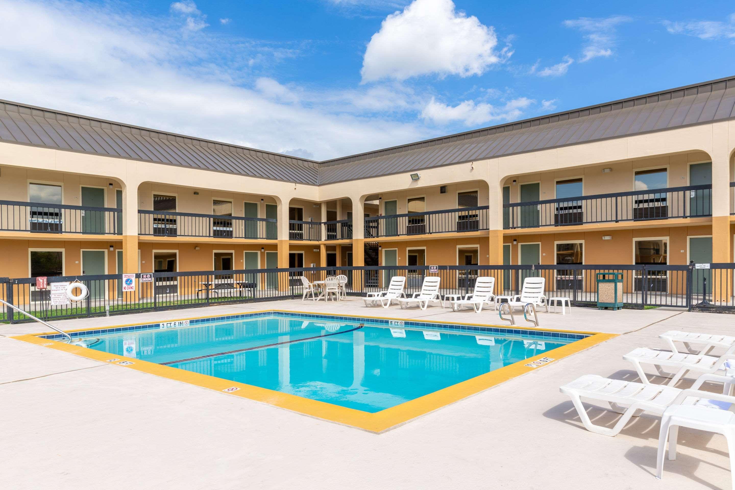 Quality Inn At Arlington Highlands Buitenkant foto