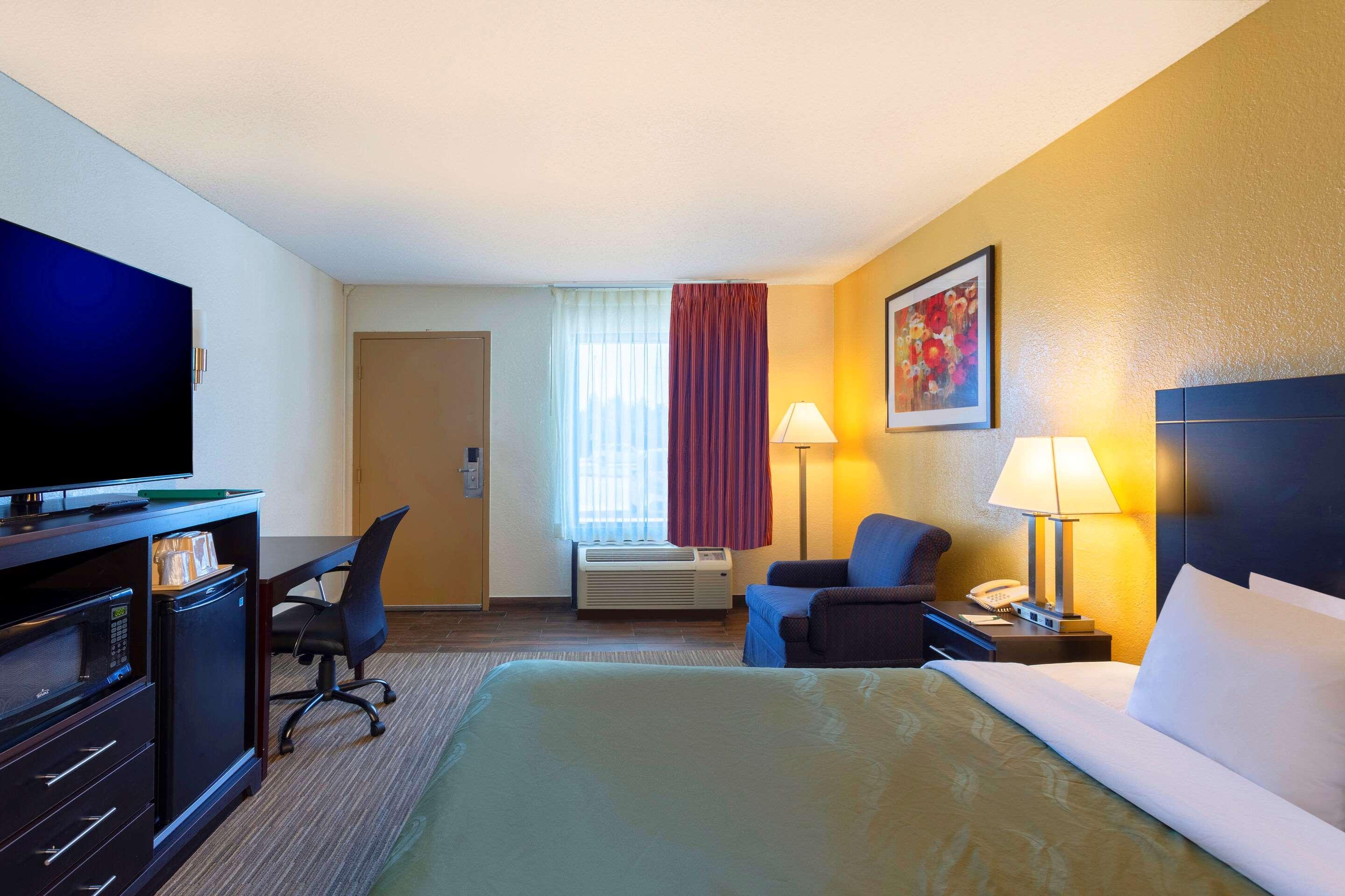 Quality Inn At Arlington Highlands Buitenkant foto