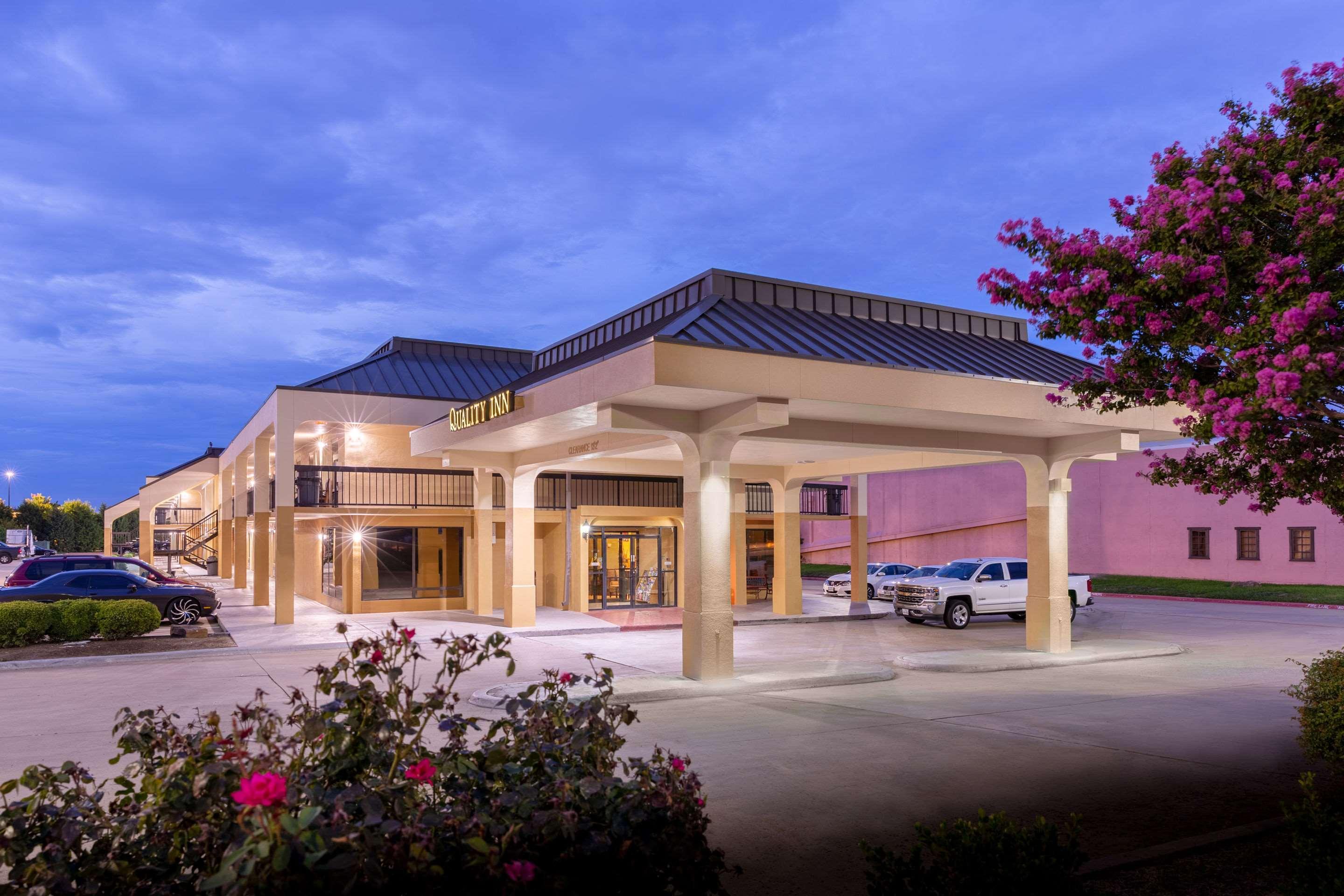 Quality Inn At Arlington Highlands Buitenkant foto
